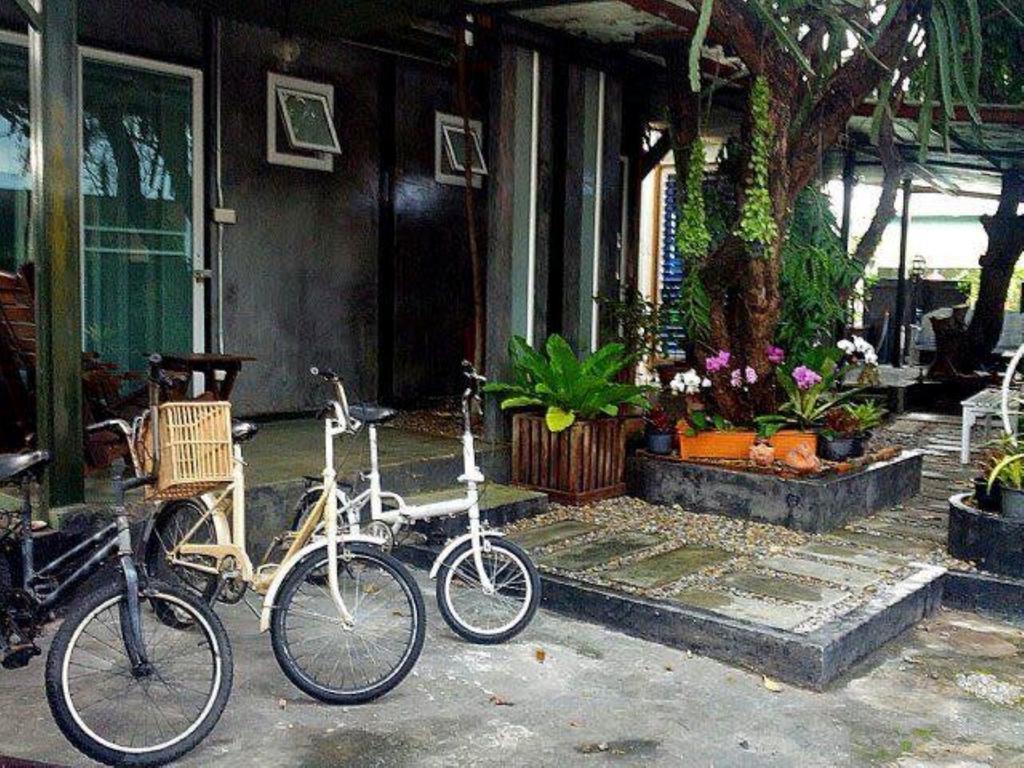 The Old Car Guesthouse Chiang Mai Exterior photo
