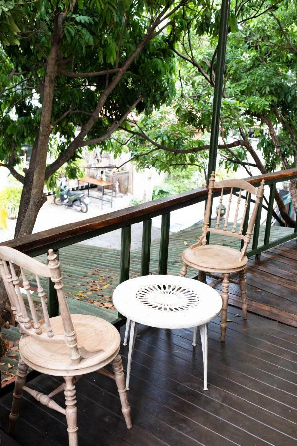 The Old Car Guesthouse Chiang Mai Exterior photo